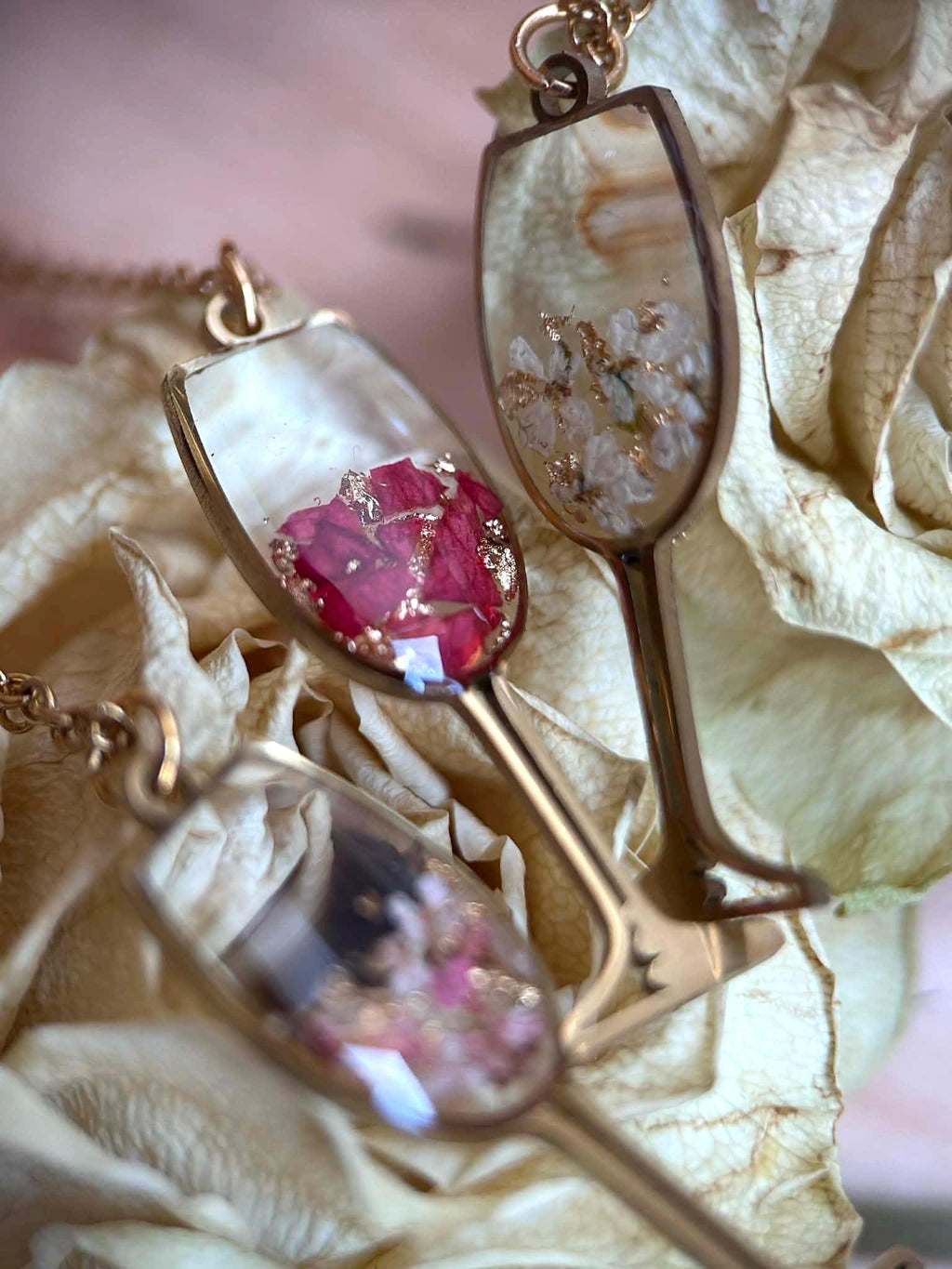 Collier doré - verre à vin - avec petites fleurs séchées