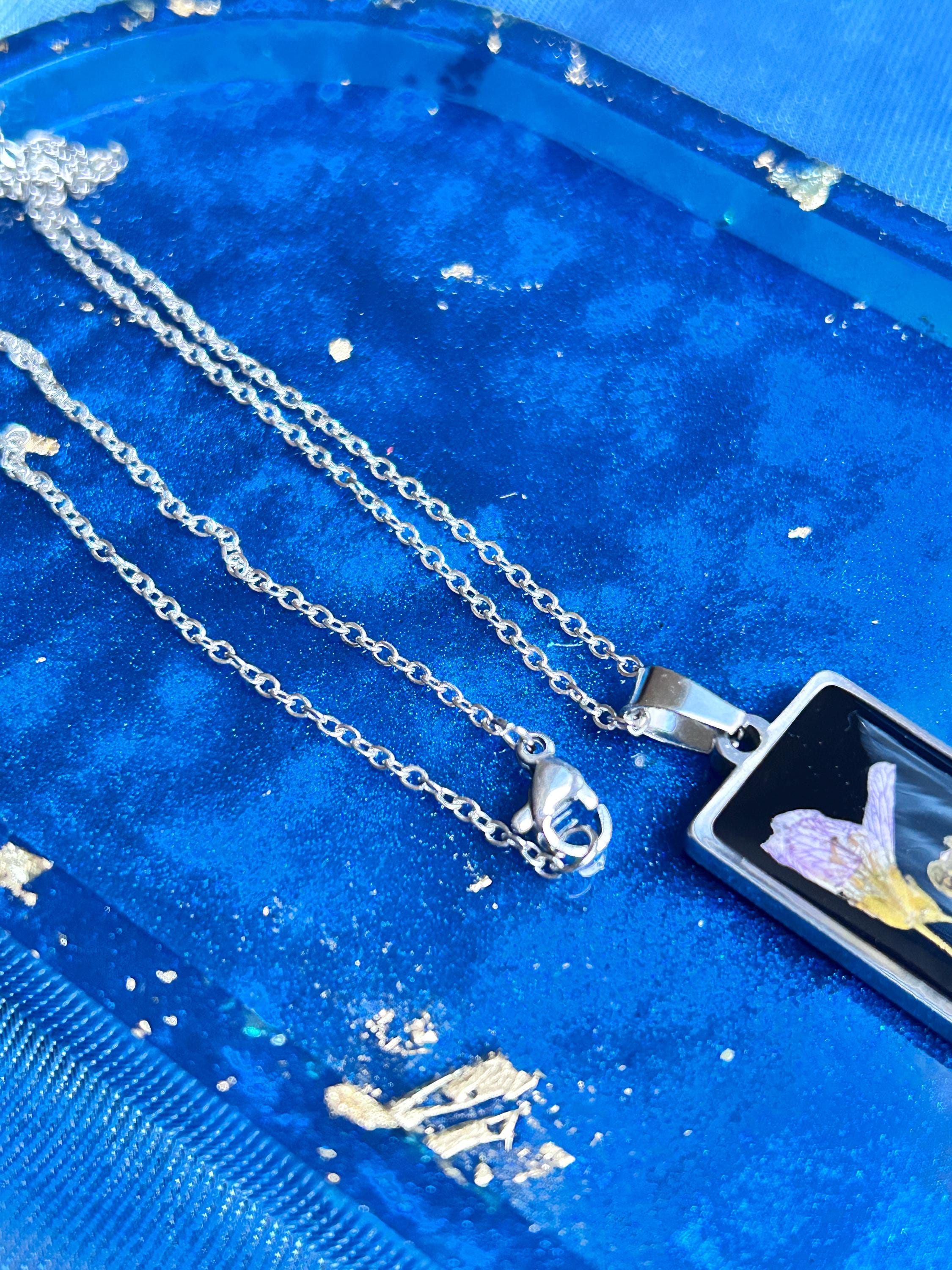 Collier argenté avec pendentif rectangulaire - fleurs naturelles séchées