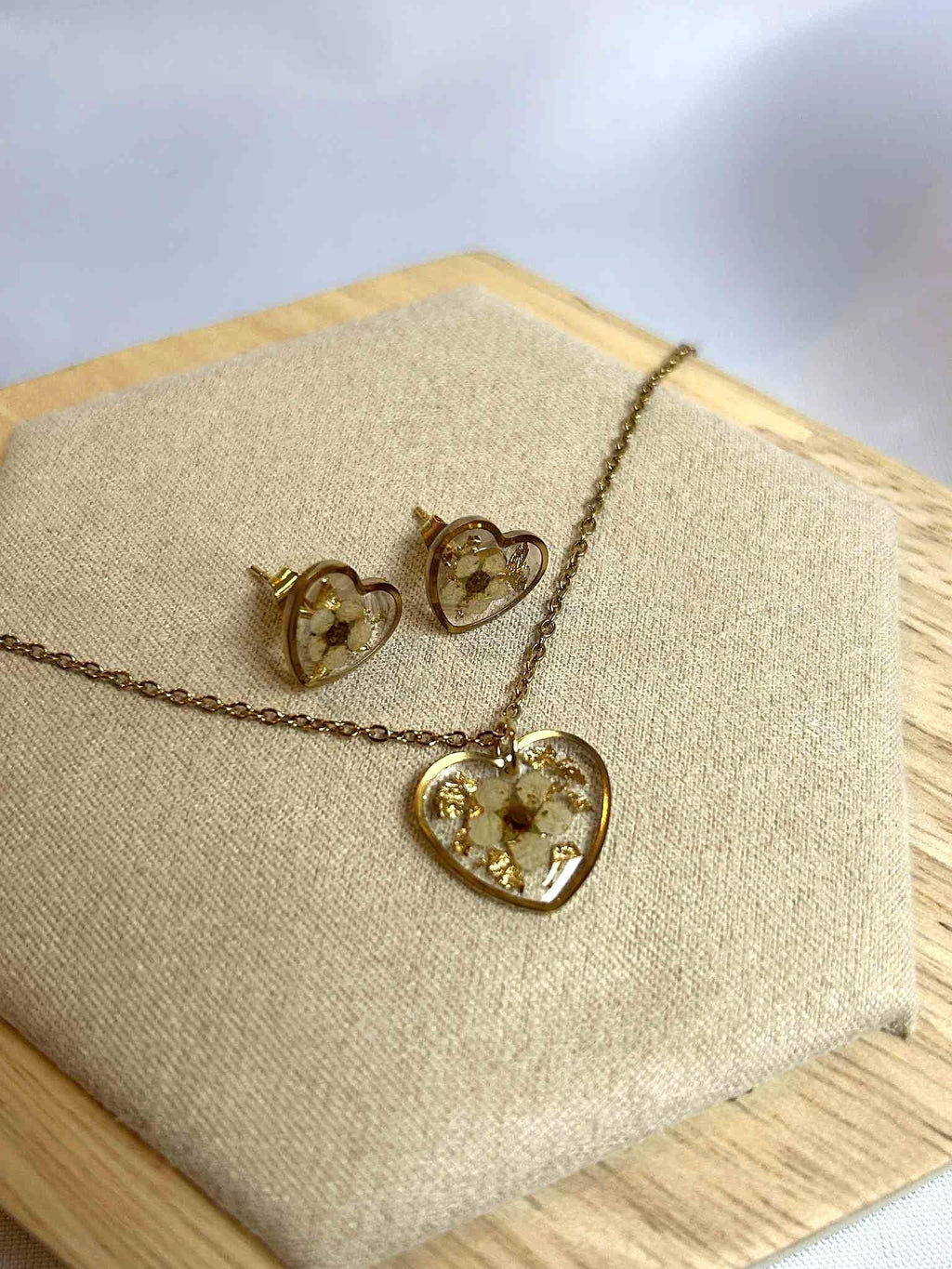 Parure de bijoux - coeurs avec fleurs séchées