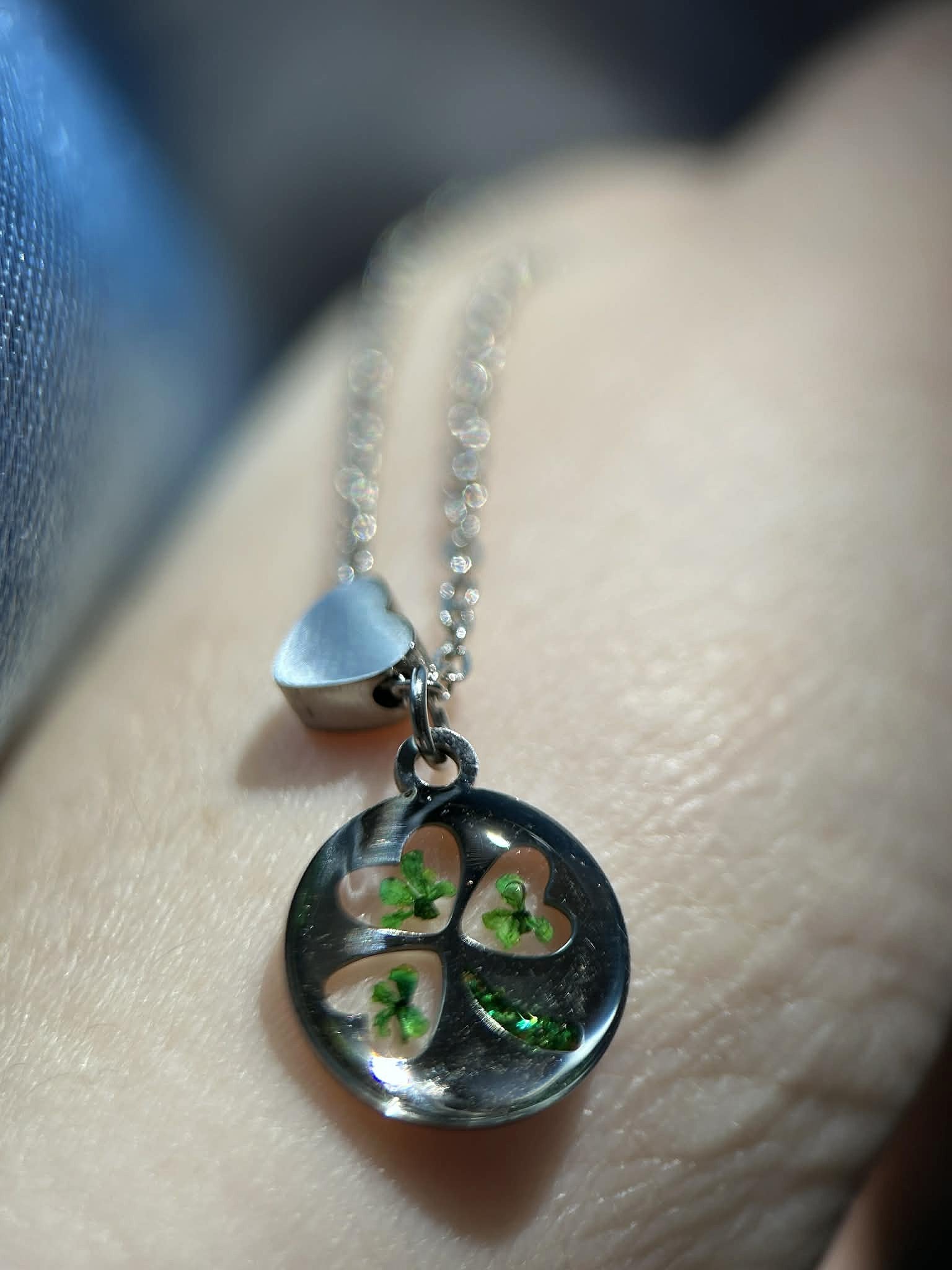 Collier argenté avec trèfle et cœur - collier porte-bonheur