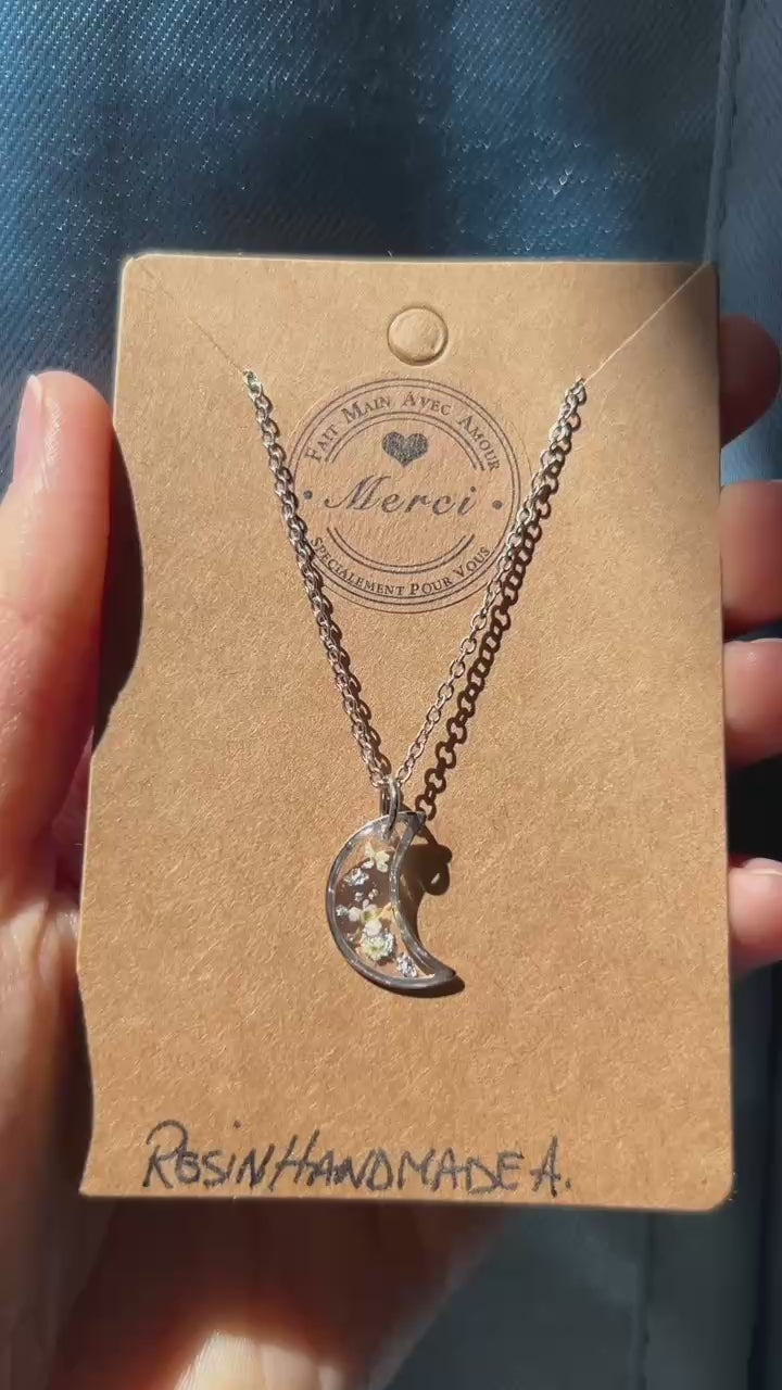 Collier argenté avec pendentif lune - fleurs séchées