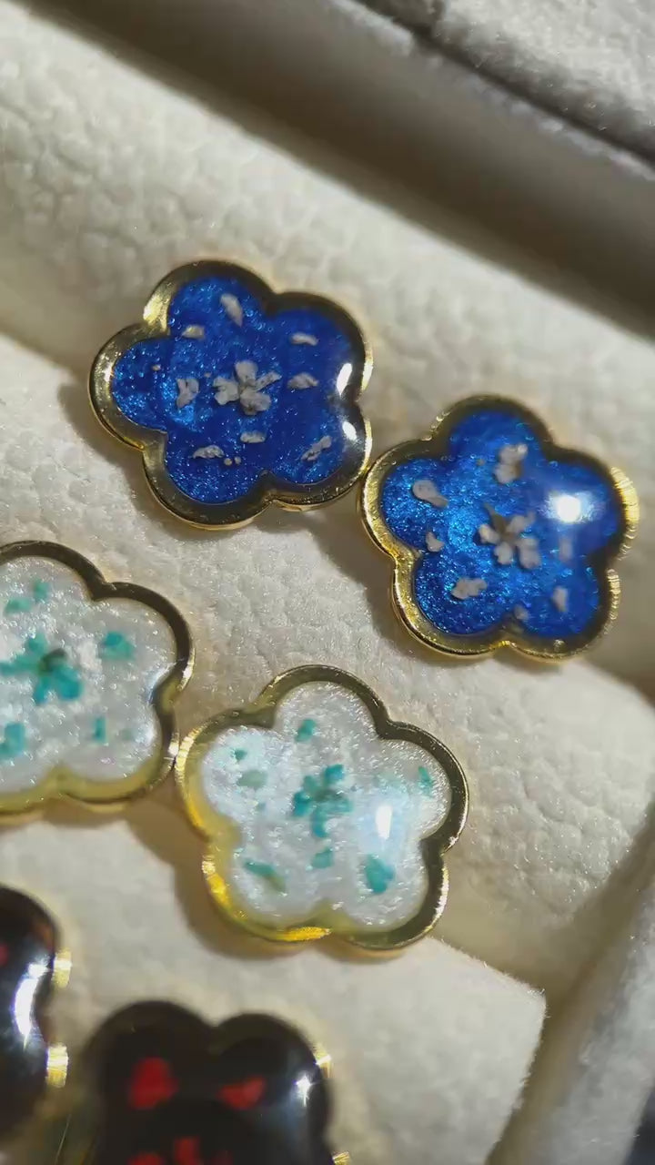 Boucles d'oreilles en résine dorée avec petites fleurs séchées