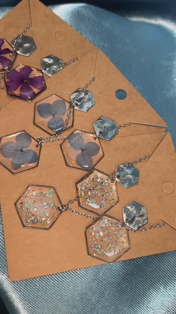 Parure de bijoux argenté avec fleurs séchées