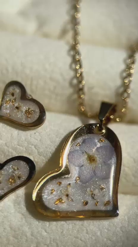 Parure de bijoux en forme de cœur, clous d'oreille et collier - myosotis