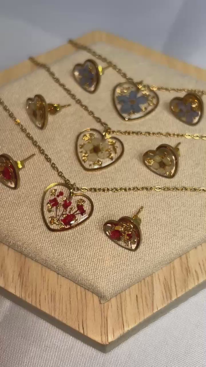 Parure de bijoux - coeurs avec fleurs séchées