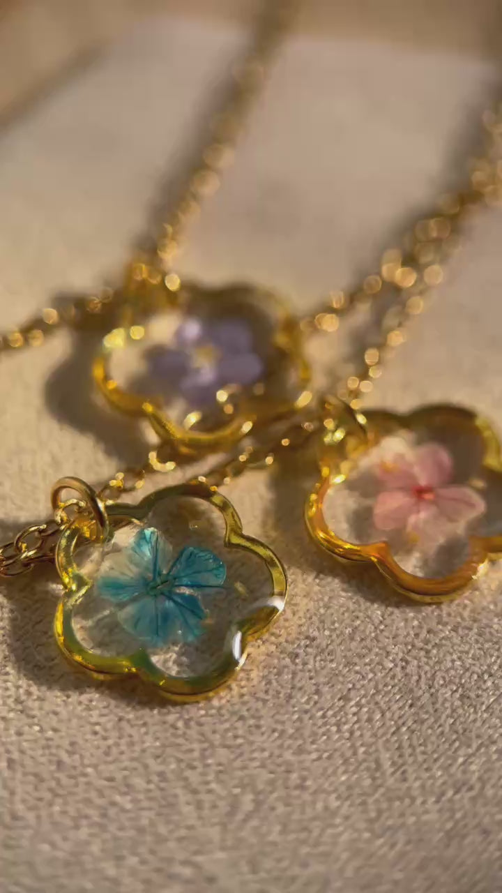 Collier doré avec fleur naturelle séchée
