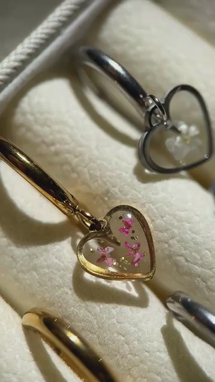 Boucles d'oreilles pendantes cœur avec petites fleurs séchées