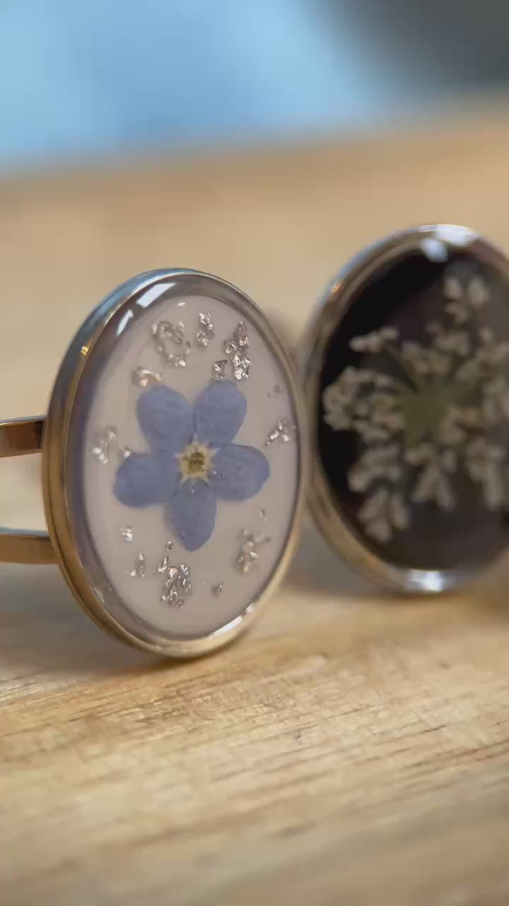 Bague ajustable argenté avec des vraies fleurs séchées